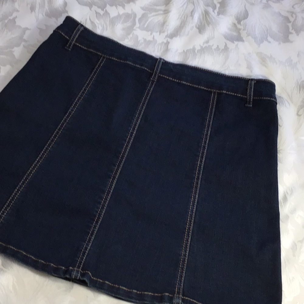 Buttoned Denim Skirt - Picture 4 of 8
